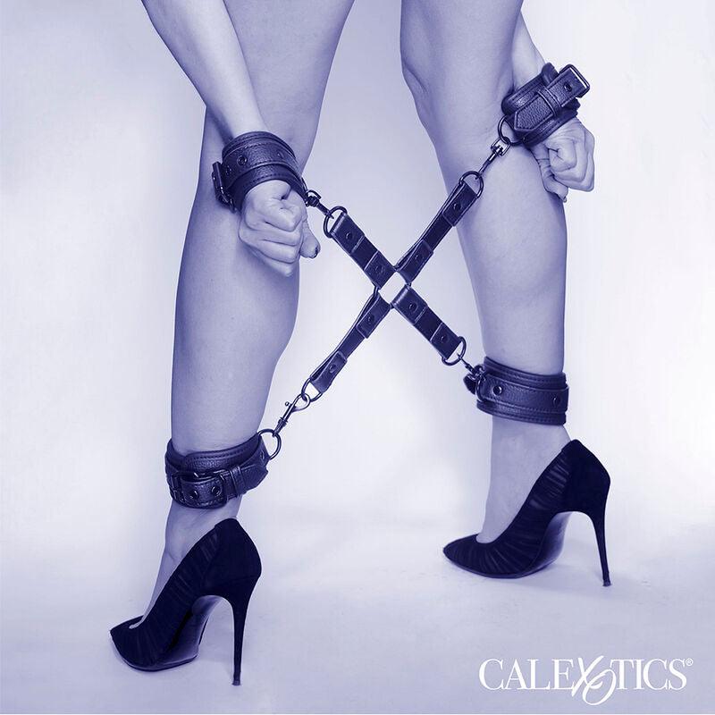 CALEXOTICS - NOCTURNAL CONECTOR HOG TIE CUERO AJUSTABLE NEGRO - Optelum