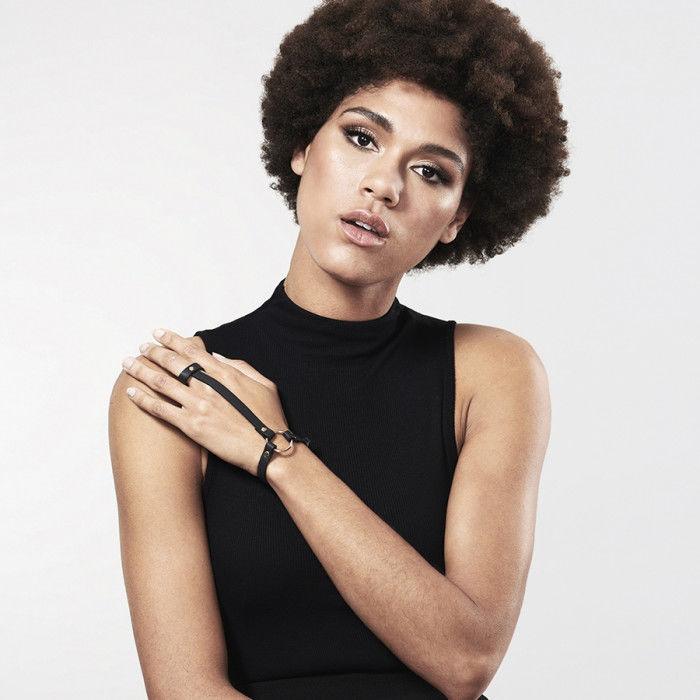 BIJOUX - INDISCRETS MAZE BRAZALETE / ARNÉS PARA MANOS NEGRO - Optelum