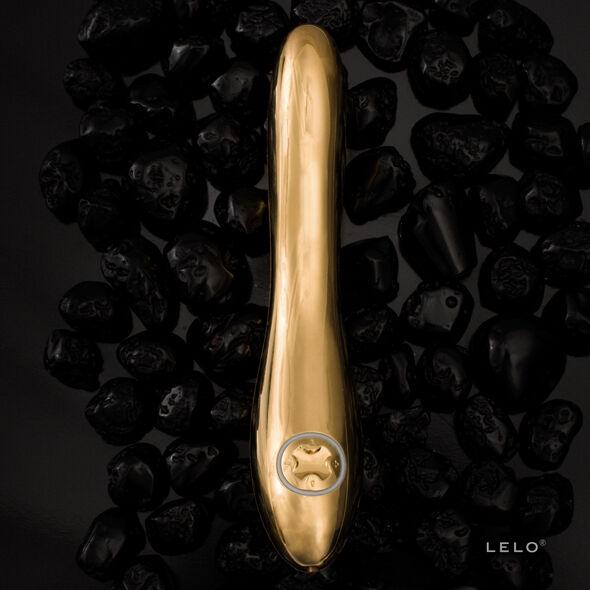 Vista trasera del vibrador LELO INEZ, destacando su forma ergonómica y diseño de lujo en oro de 24 quilates