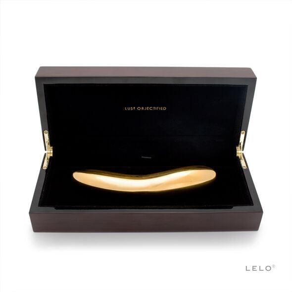Caja elegante y exclusiva que presenta el vibrador LELO INEZ en oro de 24 quilates, perfecta para regalar o para uso personal